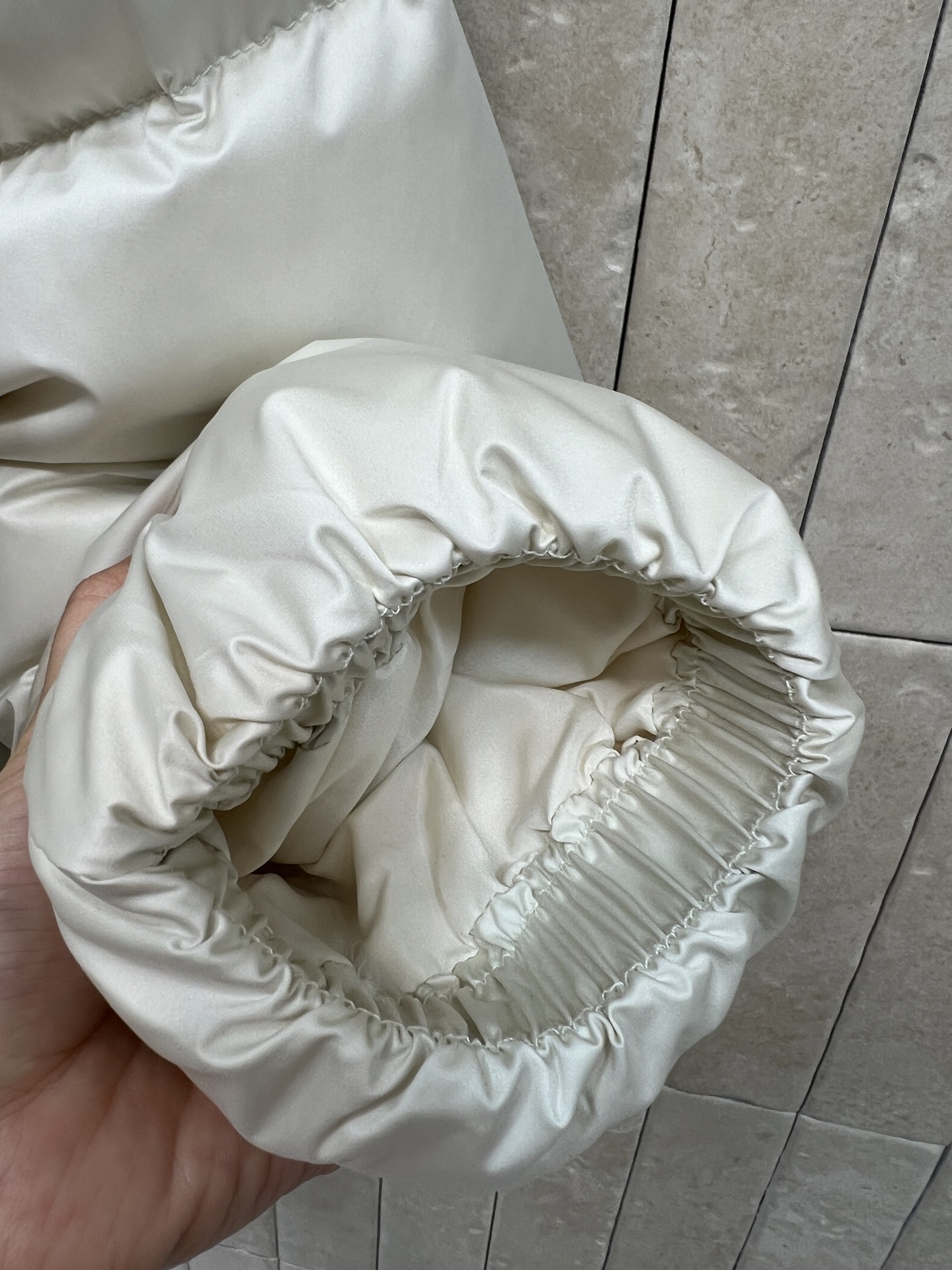 CE家 26秋冬新款 连帽短款羽绒服外套 连帽搭配金属抽绳 胸口品牌logo标识 辨识度恰到好处 金色拉链口袋实用美观 