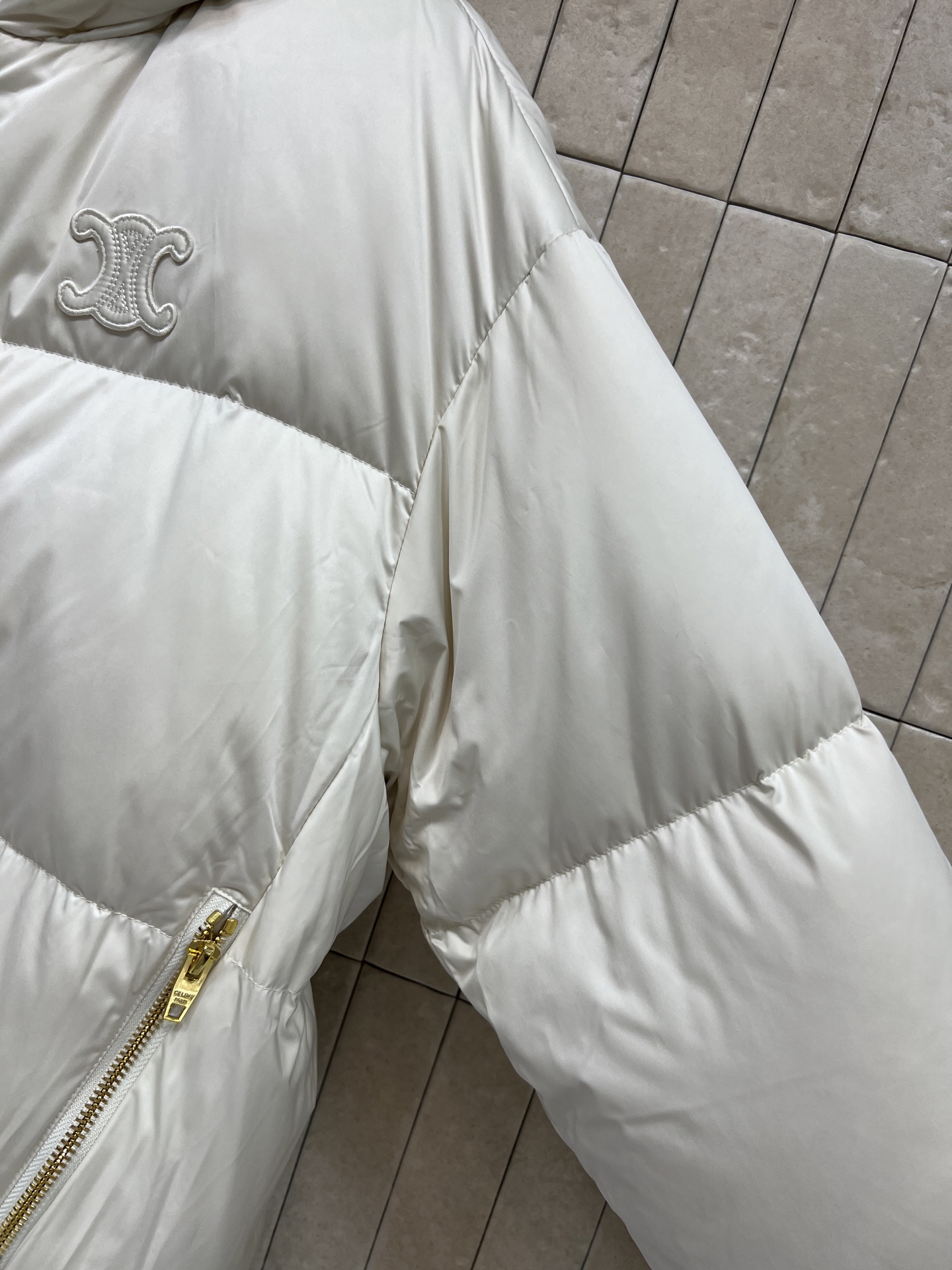 CE家 26秋冬新款 连帽短款羽绒服外套 连帽搭配金属抽绳 胸口品牌logo标识 辨识度恰到好处 金色拉链口袋实用美观 