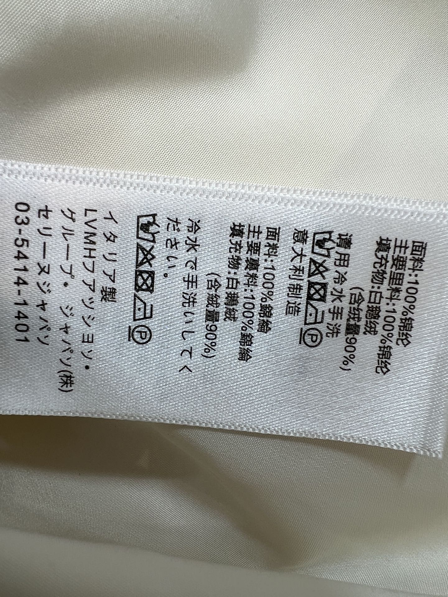 CE家 26秋冬新款 连帽短款羽绒服外套 连帽搭配金属抽绳 胸口品牌logo标识 辨识度恰到好处 金色拉链口袋实用美观 