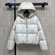 CE家 26秋冬新款 连帽短款羽绒服外套 连帽搭配金属抽绳 胸口品牌logo标识 辨识度恰到好处 金色拉链口袋实用美观 CE家 26秋冬新款 连帽短款羽绒服外套 连帽搭配金属抽绳 胸口品牌logo标识 辨识度恰到好处 金色拉链口袋实用美观