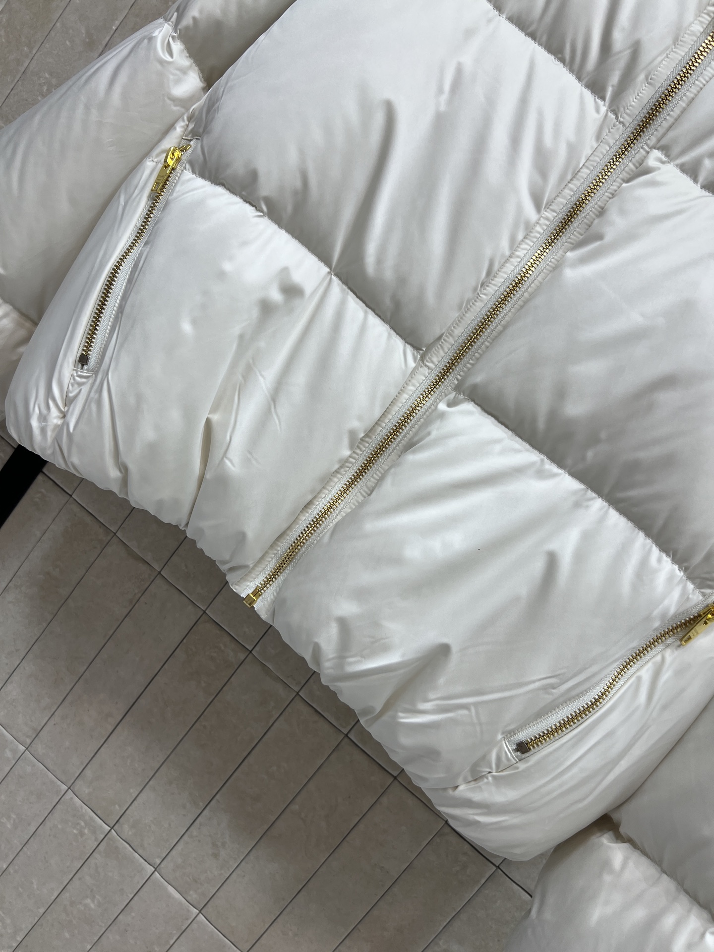 CE家 26秋冬新款 连帽短款羽绒服外套 连帽搭配金属抽绳 胸口品牌logo标识 辨识度恰到好处 金色拉链口袋实用美观 
