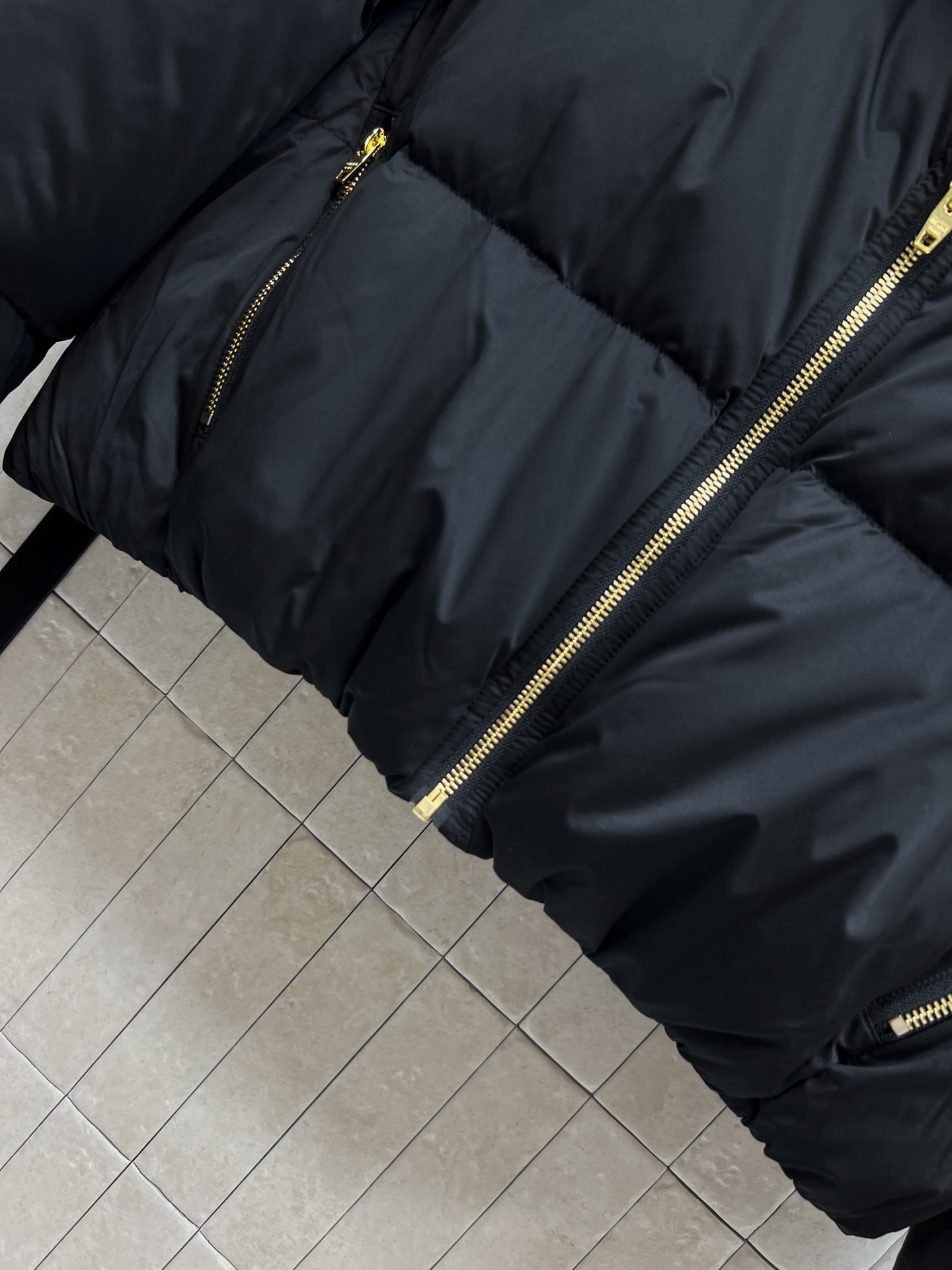 CE家 26秋冬新款 连帽短款羽绒服外套 连帽搭配金属抽绳 胸口品牌logo标识 辨识度恰到好处 金色拉链口袋实用美观 