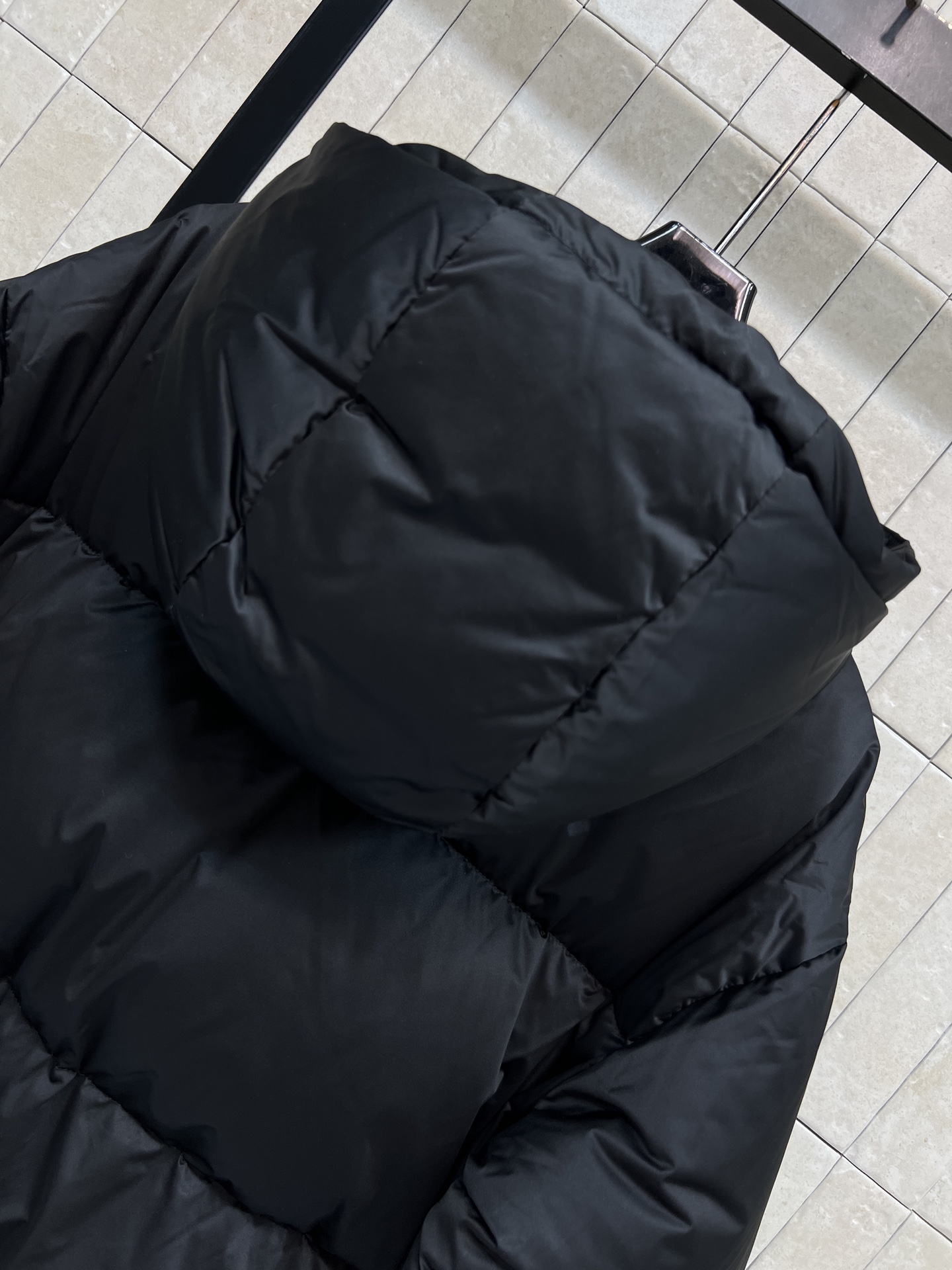 CE家 26秋冬新款 连帽短款羽绒服外套 连帽搭配金属抽绳 胸口品牌logo标识 辨识度恰到好处 金色拉链口袋实用美观 