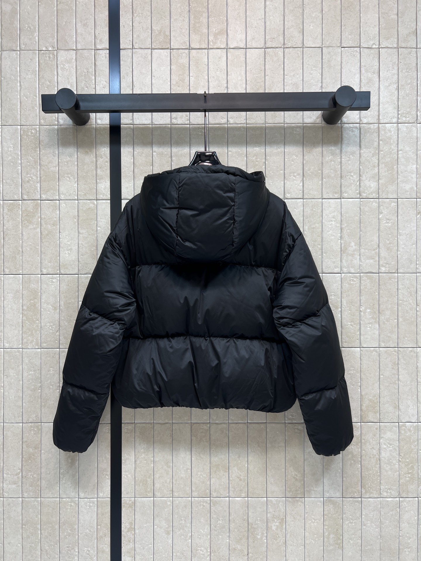 CE家 26秋冬新款 连帽短款羽绒服外套 连帽搭配金属抽绳 胸口品牌logo标识 辨识度恰到好处 金色拉链口袋实用美观 