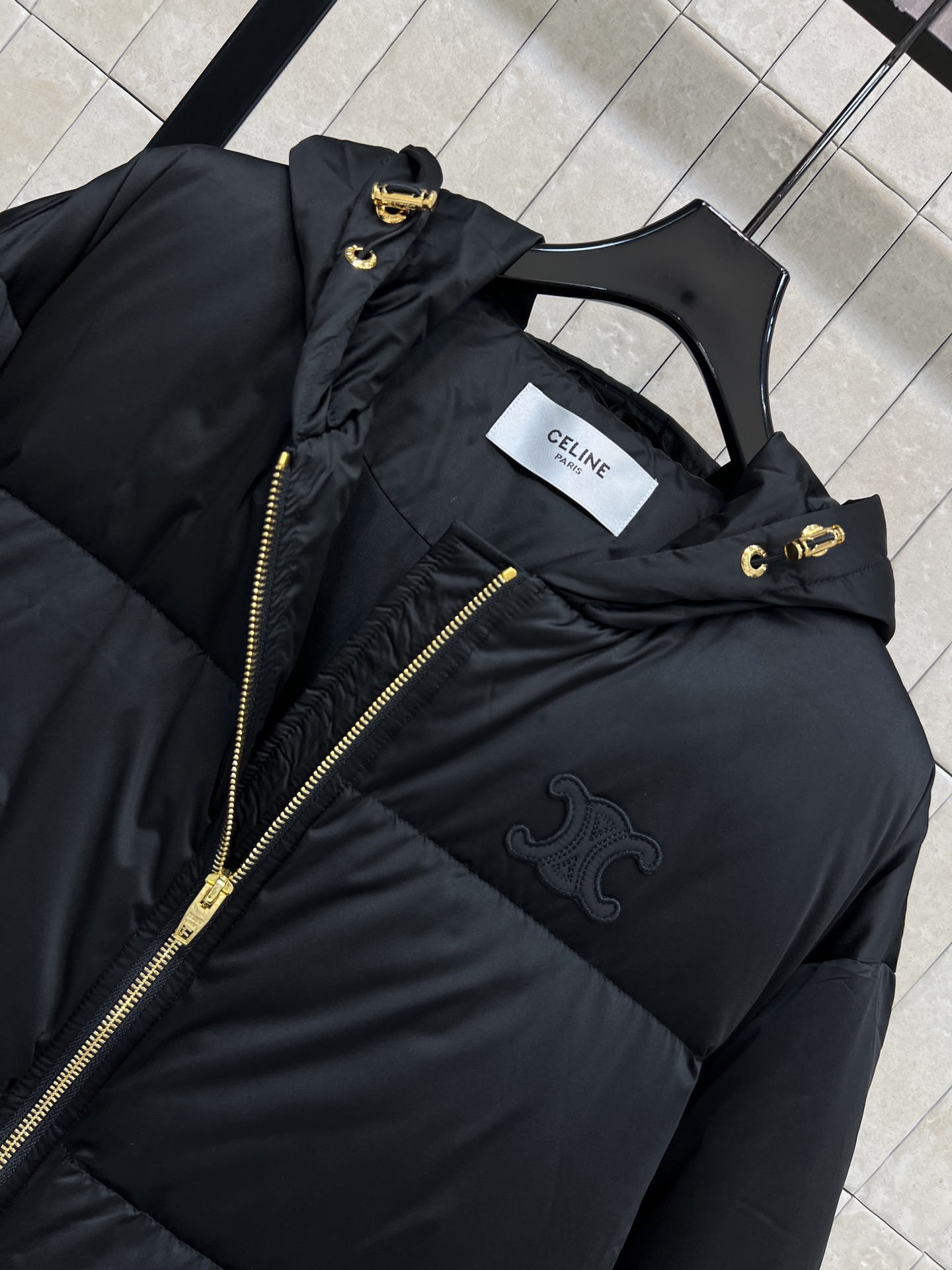 CE家 26秋冬新款 连帽短款羽绒服外套 连帽搭配金属抽绳 胸口品牌logo标识 辨识度恰到好处 金色拉链口袋实用美观 