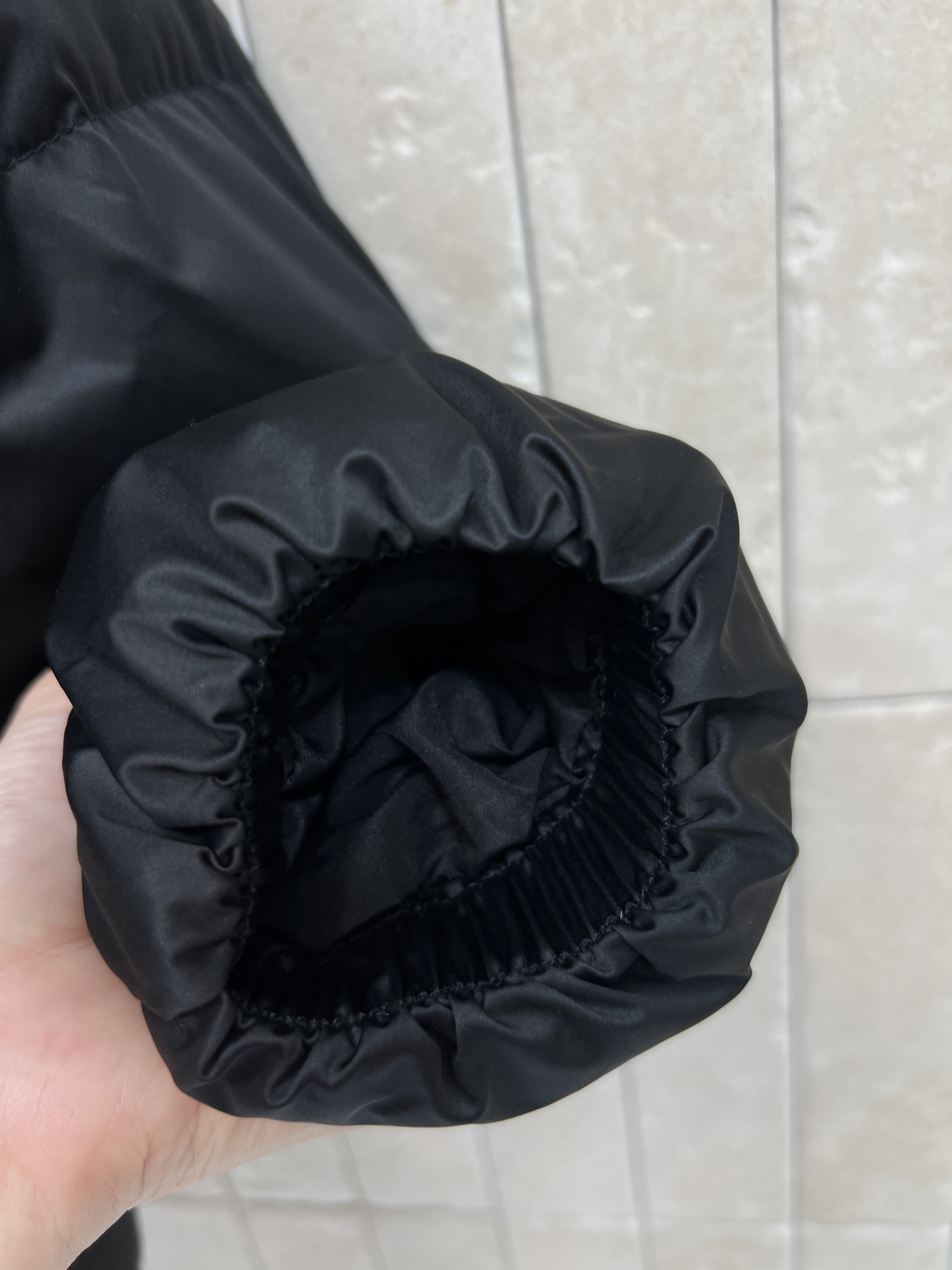 CE家 26秋冬新款 连帽短款羽绒服外套 连帽搭配金属抽绳 胸口品牌logo标识 辨识度恰到好处 金色拉链口袋实用美观 