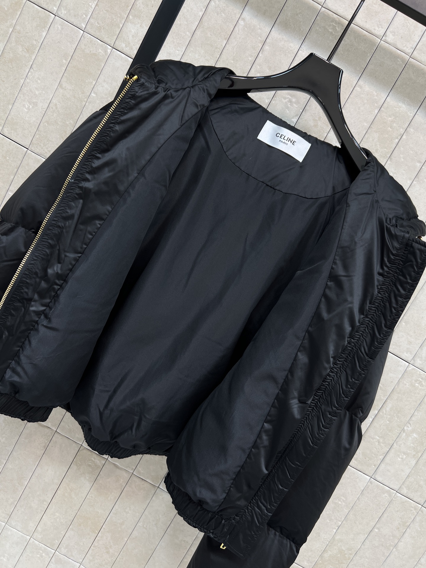 CE家 26秋冬新款 连帽短款羽绒服外套 连帽搭配金属抽绳 胸口品牌logo标识 辨识度恰到好处 金色拉链口袋实用美观 