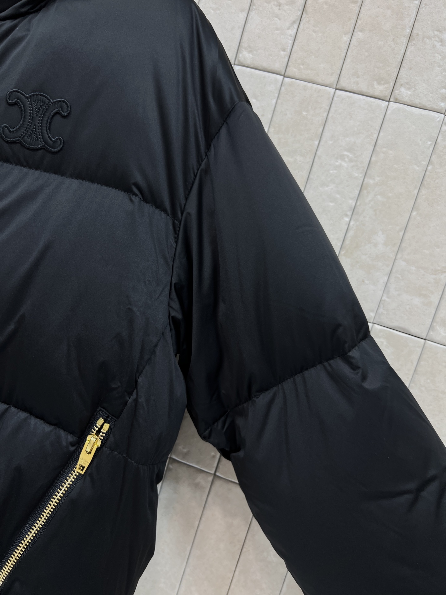 CE家 26秋冬新款 连帽短款羽绒服外套 连帽搭配金属抽绳 胸口品牌logo标识 辨识度恰到好处 金色拉链口袋实用美观 