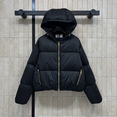 CE家 26秋冬新款 连帽短款羽绒服外套 连帽搭配金属抽绳 胸口品牌logo标识 辨识度恰到好处 金色拉链口袋实用美观 CE家 26秋冬新款 连帽短款羽绒服外套 连帽搭配金属抽绳 胸口品牌logo标识 辨识度恰到好处 金色拉链口袋实用美观