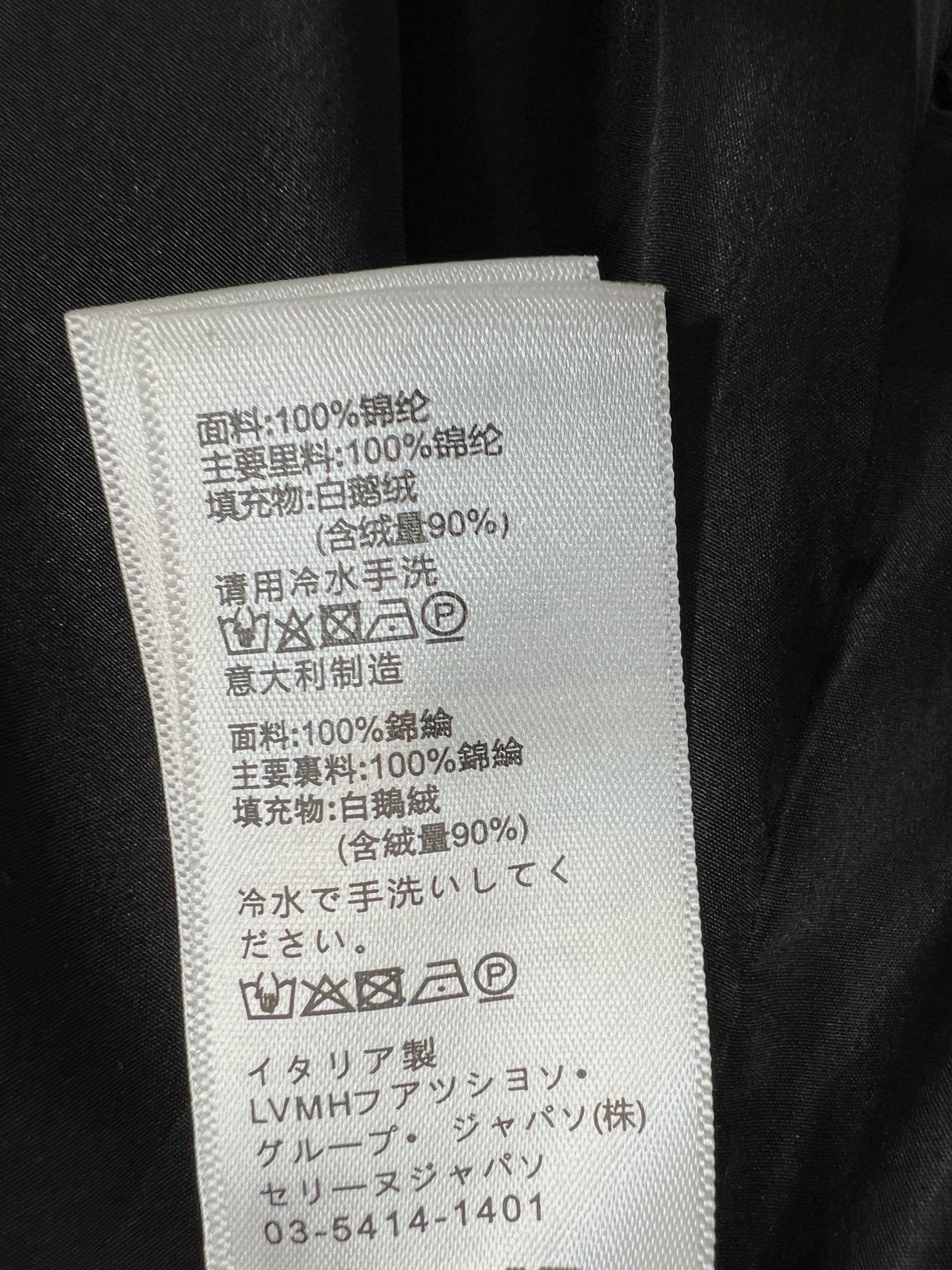 CE家 26秋冬新款 连帽短款羽绒服外套 连帽搭配金属抽绳 胸口品牌logo标识 辨识度恰到好处 金色拉链口袋实用美观 