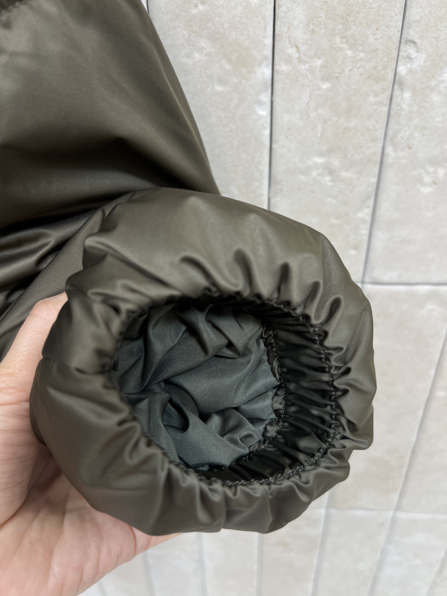 CE家 26秋冬新款 连帽短款羽绒服外套 连帽搭配金属抽绳 胸口品牌logo标识 辨识度恰到好处 金色拉链口袋实用美观 
