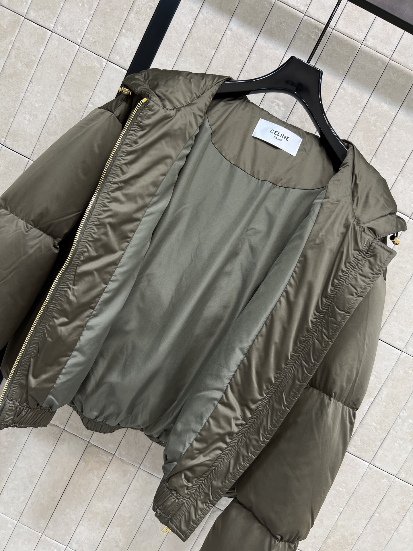 CE家 26秋冬新款 连帽短款羽绒服外套 连帽搭配金属抽绳 胸口品牌logo标识 辨识度恰到好处 金色拉链口袋实用美观 