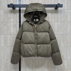 CE家 26秋冬新款 连帽短款羽绒服外套 连帽搭配金属抽绳 胸口品牌logo标识 辨识度恰到好处 金色拉链口袋实用美观 CE家 26秋冬新款 连帽短款羽绒服外套 连帽搭配金属抽绳 胸口品牌logo标识 辨识度恰到好处 金色拉链口袋实用美观