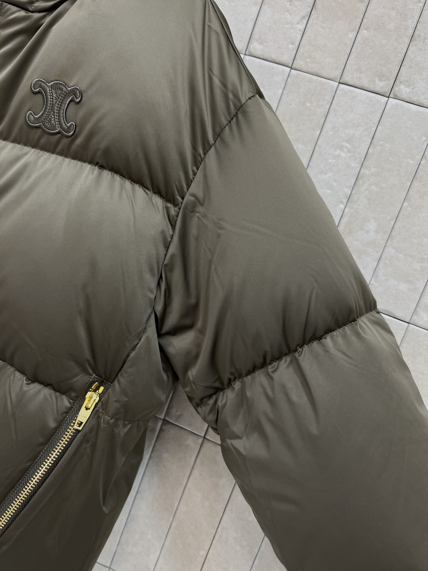 CE家 26秋冬新款 连帽短款羽绒服外套 连帽搭配金属抽绳 胸口品牌logo标识 辨识度恰到好处 金色拉链口袋实用美观 