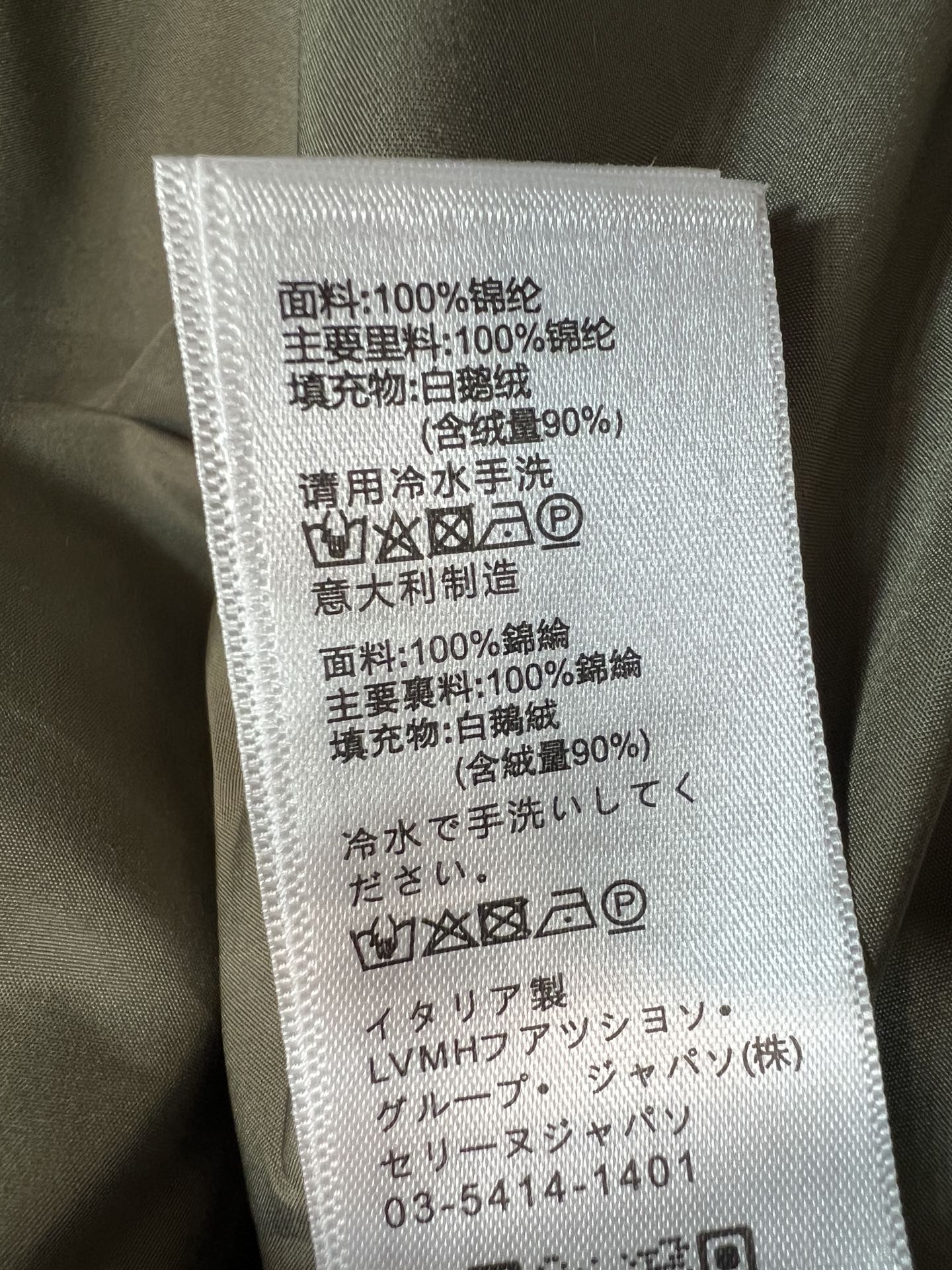CE家 26秋冬新款 连帽短款羽绒服外套 连帽搭配金属抽绳 胸口品牌logo标识 辨识度恰到好处 金色拉链口袋实用美观 