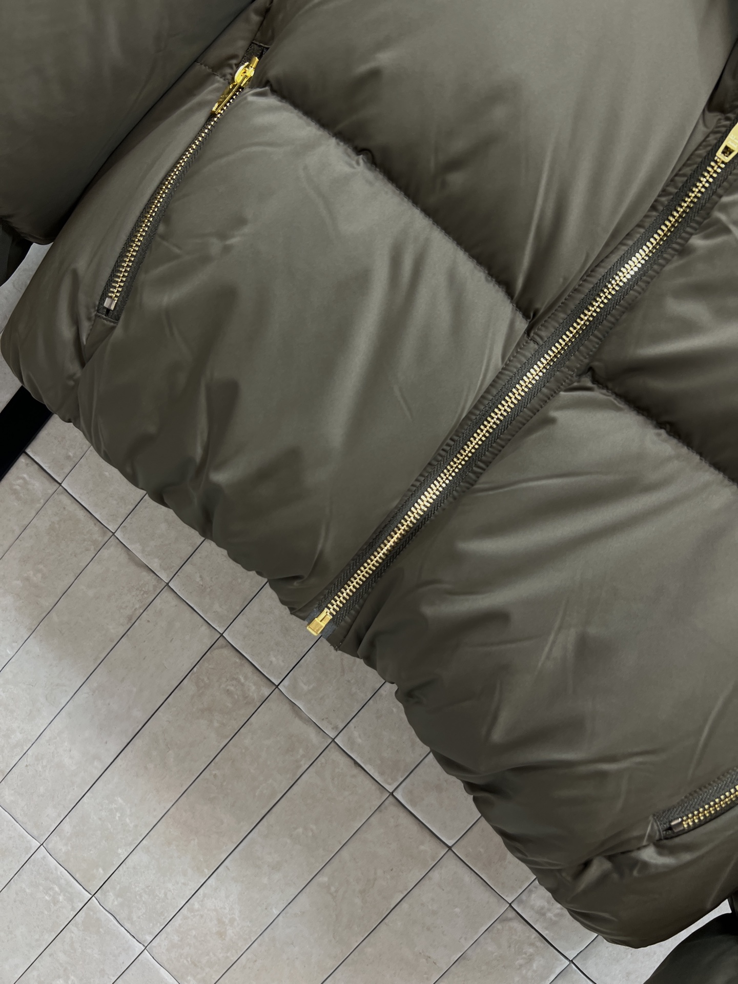 CE家 26秋冬新款 连帽短款羽绒服外套 连帽搭配金属抽绳 胸口品牌logo标识 辨识度恰到好处 金色拉链口袋实用美观 