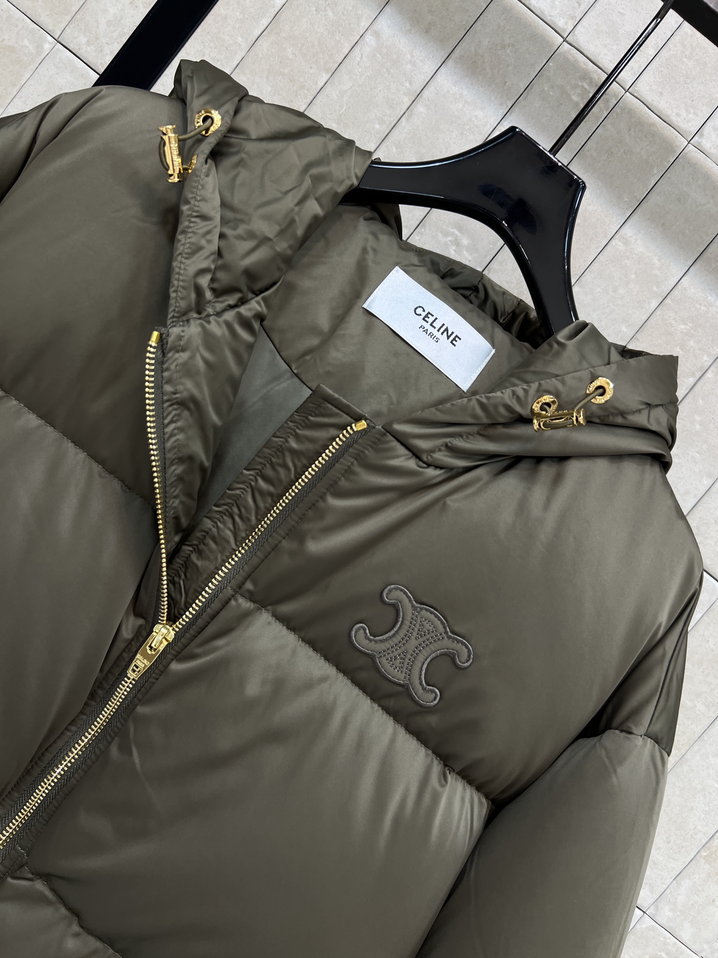 CE家 26秋冬新款 连帽短款羽绒服外套 连帽搭配金属抽绳 胸口品牌logo标识 辨识度恰到好处 金色拉链口袋实用美观 