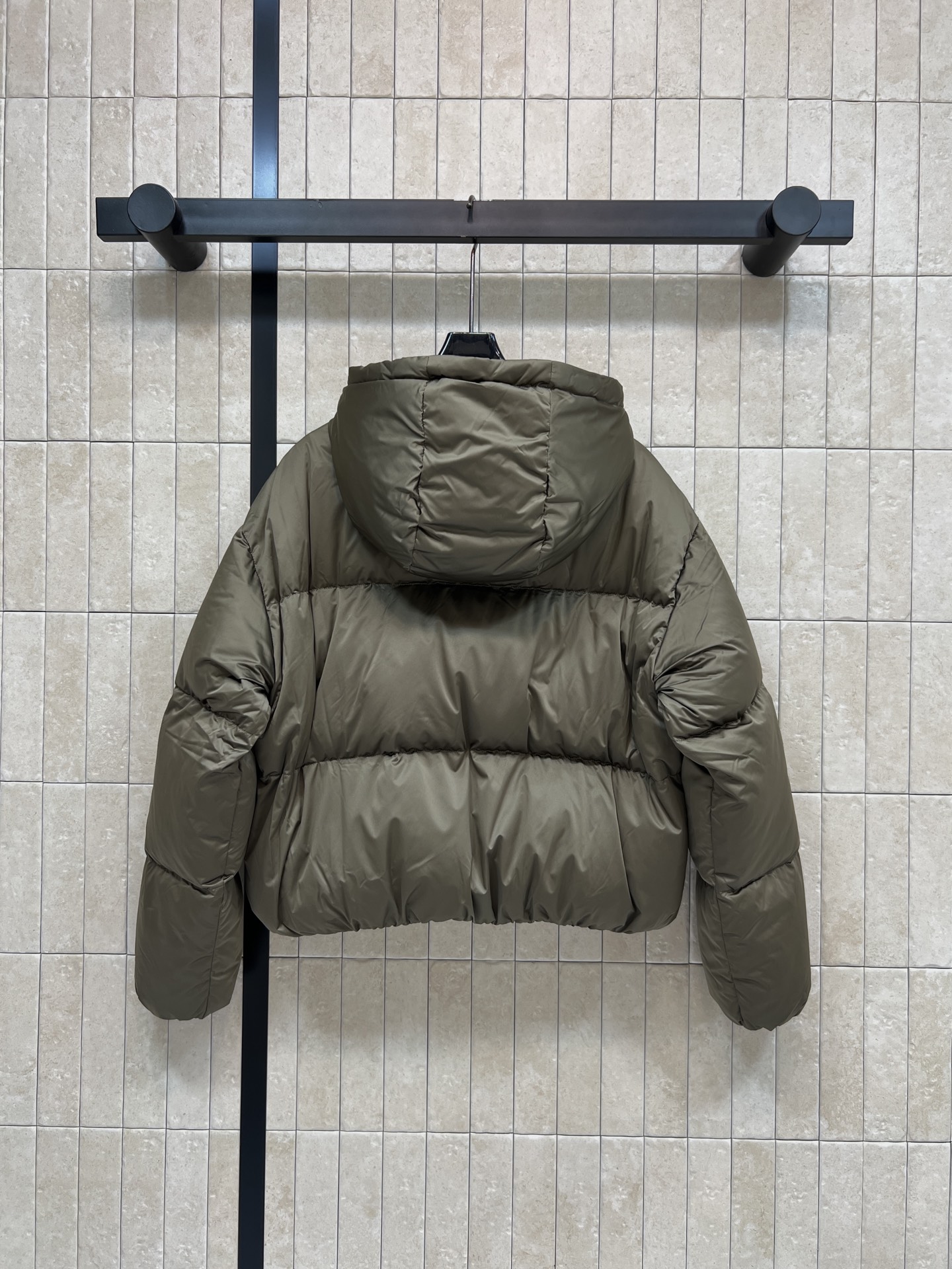 CE家 26秋冬新款 连帽短款羽绒服外套 连帽搭配金属抽绳 胸口品牌logo标识 辨识度恰到好处 金色拉链口袋实用美观 