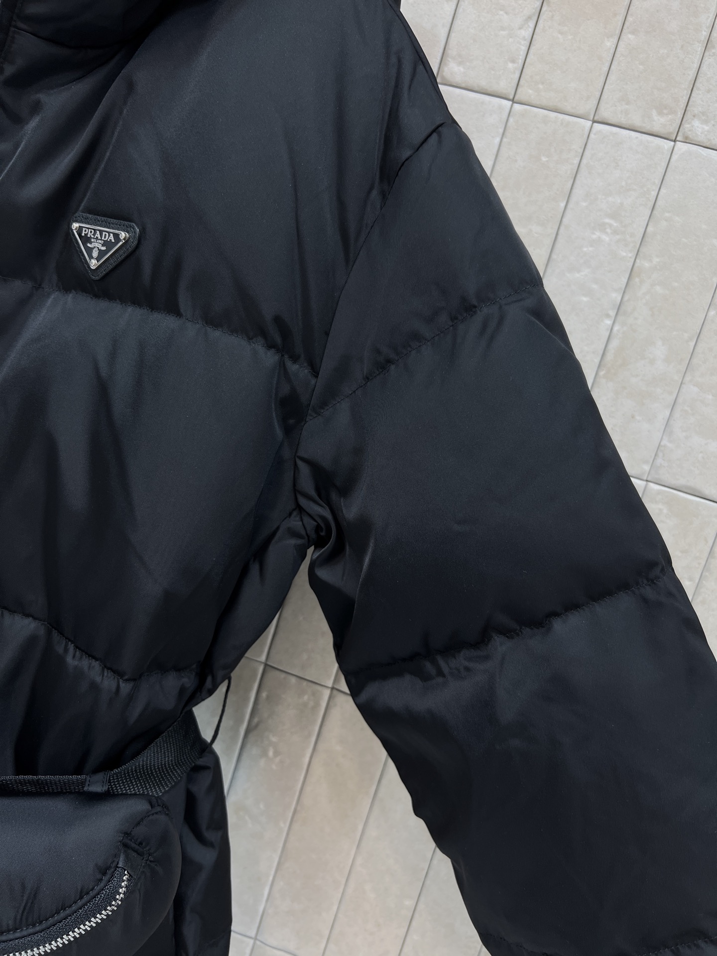 PD家 26秋冬新款 黑色连帽羽绒服外套 纯黑色版型 可调节抽绳连帽抵御冷风 立领内层加倍锁温 胸口经典三角logo标牌