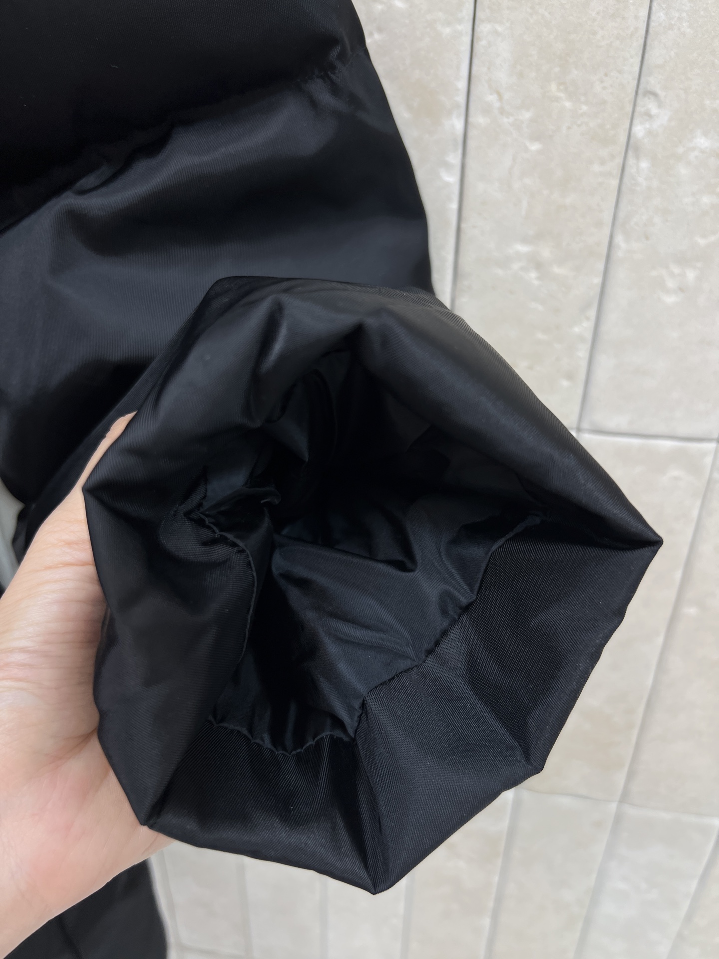 PD家 26秋冬新款 黑色连帽羽绒服外套 纯黑色版型 可调节抽绳连帽抵御冷风 立领内层加倍锁温 胸口经典三角logo标牌