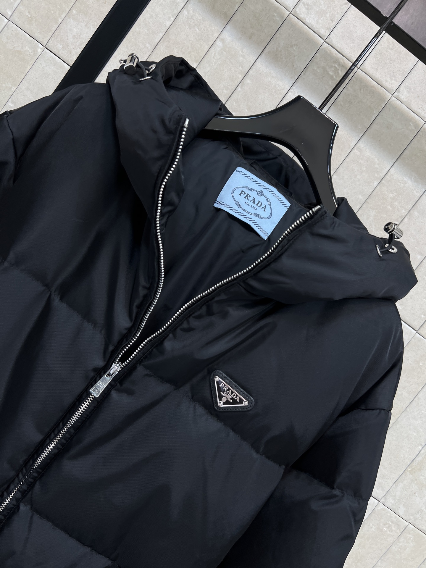 PD家 26秋冬新款 黑色连帽羽绒服外套 纯黑色版型 可调节抽绳连帽抵御冷风 立领内层加倍锁温 胸口经典三角logo标牌