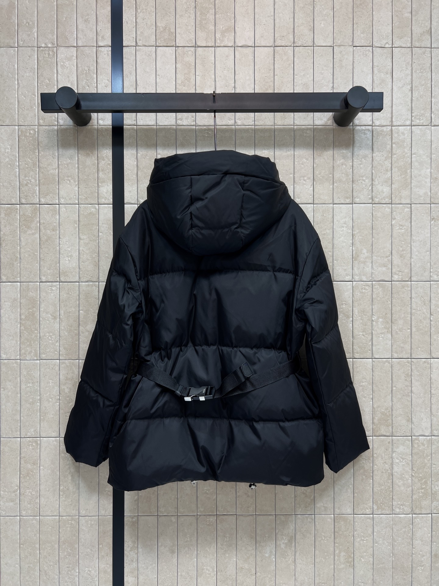 PD家 26秋冬新款 黑色连帽羽绒服外套 纯黑色版型 可调节抽绳连帽抵御冷风 立领内层加倍锁温 胸口经典三角logo标牌