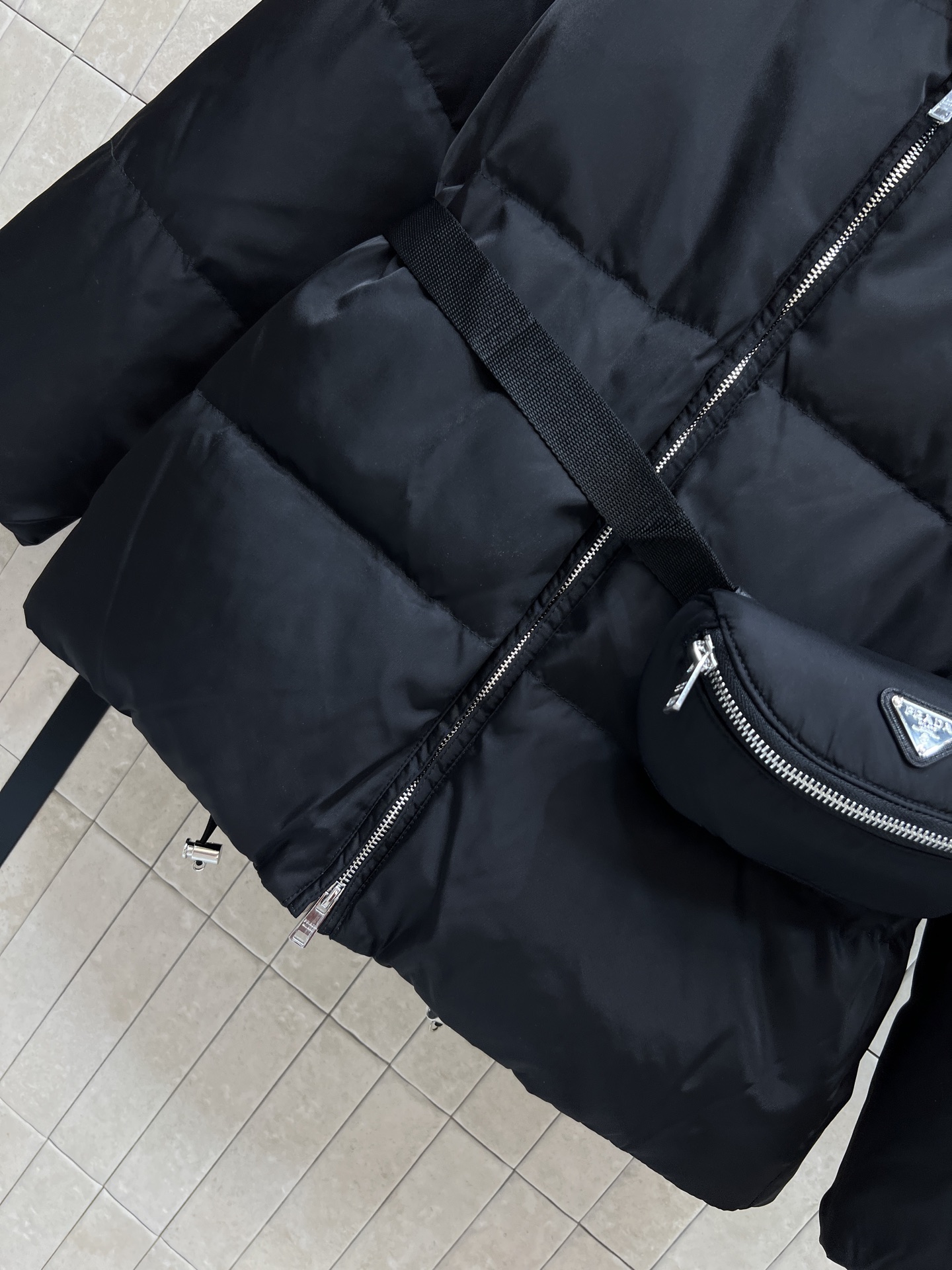 PD家 26秋冬新款 黑色连帽羽绒服外套 纯黑色版型 可调节抽绳连帽抵御冷风 立领内层加倍锁温 胸口经典三角logo标牌