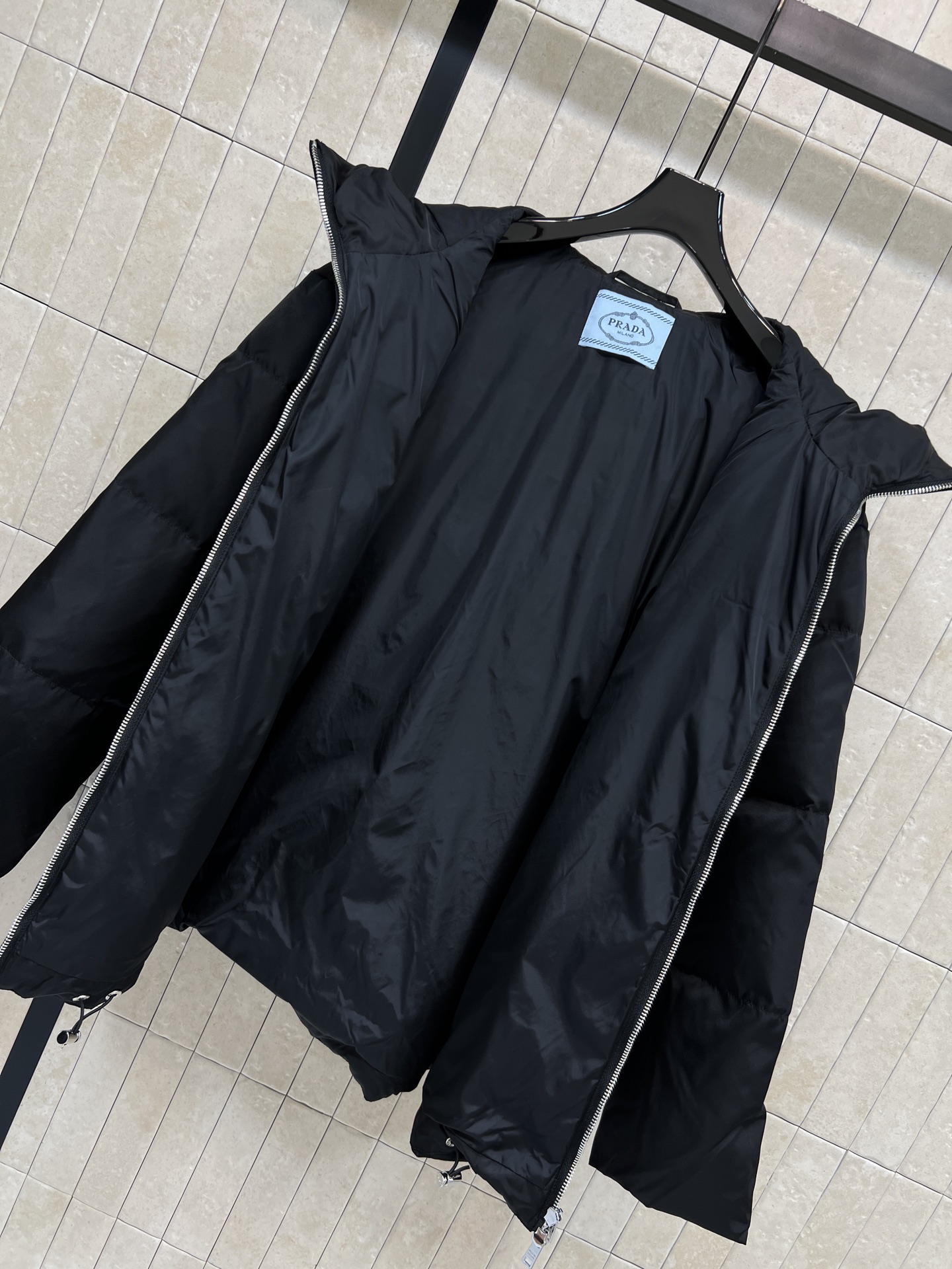 PD家 26秋冬新款 黑色连帽羽绒服外套 纯黑色版型 可调节抽绳连帽抵御冷风 立领内层加倍锁温 胸口经典三角logo标牌