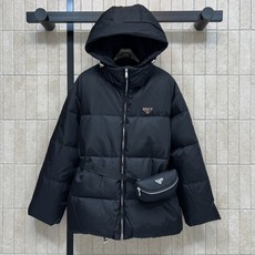 PD家 26秋冬新款 黑色连帽羽绒服外套 纯黑色版型 可调节抽绳连帽抵御冷风 立领内层加倍锁温 胸口经典三角logo标牌 PD家 26秋冬新款 黑色连帽羽绒服外套 纯黑色版型 可调节抽绳连帽抵御冷风 立领内层加倍锁温 胸口经典三角logo标牌