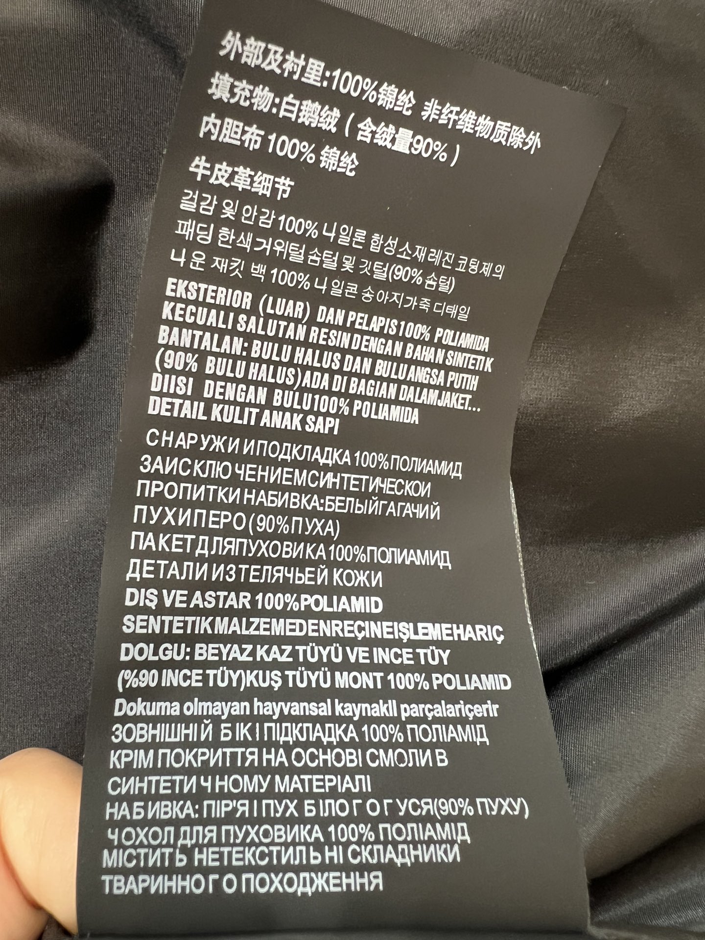 PD家 26秋冬新款 黑色连帽羽绒服外套 纯黑色版型 可调节抽绳连帽抵御冷风 立领内层加倍锁温 胸口经典三角logo标牌