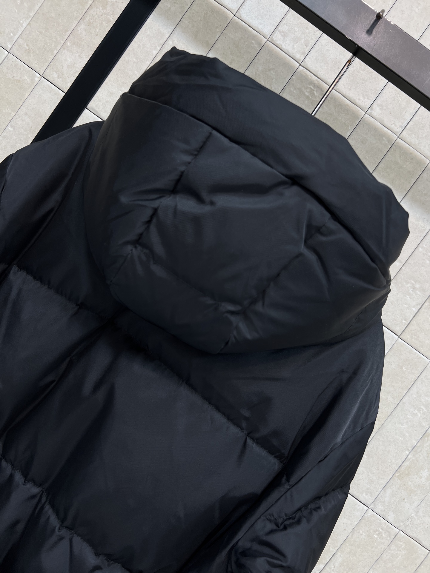 PD家 26秋冬新款 黑色连帽羽绒服外套 纯黑色版型 可调节抽绳连帽抵御冷风 立领内层加倍锁温 胸口经典三角logo标牌