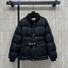 CE家 26秋冬新款 立领收腰羽绒外套 简约高领抵御寒风 衣身带有精致浮雕式logo刺绣 金属圆扣复古 可拆卸束腰腰带能 CE家 26秋冬新款 立领收腰羽绒外套 简约高领抵御寒风 衣身带有精致浮雕式logo刺绣 金属圆扣复古 可拆卸束腰腰带能