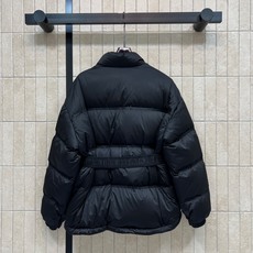 CE家 26秋冬新款 立领收腰羽绒外套 简约高领抵御寒风 衣身带有精致浮雕式logo刺绣 金属圆扣复古 可拆卸束腰腰带能 CE家 26秋冬新款 立领收腰羽绒外套 简约高领抵御寒风 衣身带有精致浮雕式logo刺绣 金属圆扣复古 可拆卸束腰腰带能