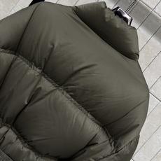 CE家 26秋冬新款 立领收腰羽绒外套 简约高领抵御寒风 衣身带有精致浮雕式logo刺绣 金属圆扣复古 可拆卸束腰腰带能 CE家 26秋冬新款 立领收腰羽绒外套 简约高领抵御寒风 衣身带有精致浮雕式logo刺绣 金属圆扣复古 可拆卸束腰腰带能