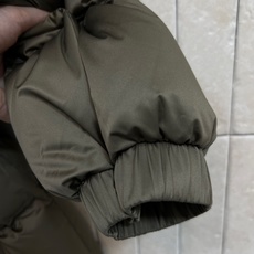 CE家 26秋冬新款 立领收腰羽绒外套 简约高领抵御寒风 衣身带有精致浮雕式logo刺绣 金属圆扣复古 可拆卸束腰腰带能 CE家 26秋冬新款 立领收腰羽绒外套 简约高领抵御寒风 衣身带有精致浮雕式logo刺绣 金属圆扣复古 可拆卸束腰腰带能