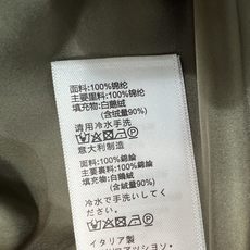 CE家 26秋冬新款 立领收腰羽绒外套 简约高领抵御寒风 衣身带有精致浮雕式logo刺绣 金属圆扣复古 可拆卸束腰腰带能 CE家 26秋冬新款 立领收腰羽绒外套 简约高领抵御寒风 衣身带有精致浮雕式logo刺绣 金属圆扣复古 可拆卸束腰腰带能