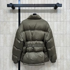 CE家 26秋冬新款 立领收腰羽绒外套 简约高领抵御寒风 衣身带有精致浮雕式logo刺绣 金属圆扣复古 可拆卸束腰腰带能 CE家 26秋冬新款 立领收腰羽绒外套 简约高领抵御寒风 衣身带有精致浮雕式logo刺绣 金属圆扣复古 可拆卸束腰腰带能