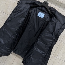 PD家 26秋冬新款 连帽短款羽绒服外套 可拆卸连帽搭配立领结构 一衣两穿 胸口经典三角logo徽章 分格充绒饱满蓬松 PD家 26秋冬新款 连帽短款羽绒服外套 可拆卸连帽搭配立领结构 一衣两穿 胸口经典三角logo徽章 分格充绒饱满蓬松