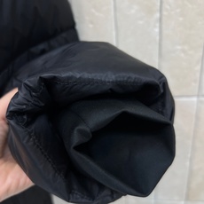 PD家 26秋冬新款 连帽短款羽绒服外套 可拆卸连帽搭配立领结构 一衣两穿 胸口经典三角logo徽章 分格充绒饱满蓬松 PD家 26秋冬新款 连帽短款羽绒服外套 可拆卸连帽搭配立领结构 一衣两穿 胸口经典三角logo徽章 分格充绒饱满蓬松