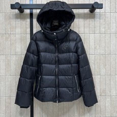 PD家 26秋冬新款 连帽短款羽绒服外套 可拆卸连帽搭配立领结构 一衣两穿 胸口经典三角logo徽章 分格充绒饱满蓬松 PD家 26秋冬新款 连帽短款羽绒服外套 可拆卸连帽搭配立领结构 一衣两穿 胸口经典三角logo徽章 分格充绒饱满蓬松