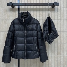 PD家 26秋冬新款 连帽短款羽绒服外套 可拆卸连帽搭配立领结构 一衣两穿 胸口经典三角logo徽章 分格充绒饱满蓬松 PD家 26秋冬新款 连帽短款羽绒服外套 可拆卸连帽搭配立领结构 一衣两穿 胸口经典三角logo徽章 分格充绒饱满蓬松