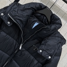 PD家 26秋冬新款 连帽短款羽绒服外套 可拆卸连帽搭配立领结构 一衣两穿 胸口经典三角logo徽章 分格充绒饱满蓬松 PD家 26秋冬新款 连帽短款羽绒服外套 可拆卸连帽搭配立领结构 一衣两穿 胸口经典三角logo徽章 分格充绒饱满蓬松