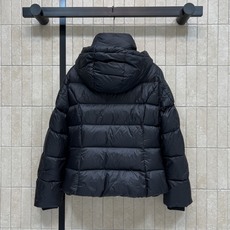 PD家 26秋冬新款 连帽短款羽绒服外套 可拆卸连帽搭配立领结构 一衣两穿 胸口经典三角logo徽章 分格充绒饱满蓬松 PD家 26秋冬新款 连帽短款羽绒服外套 可拆卸连帽搭配立领结构 一衣两穿 胸口经典三角logo徽章 分格充绒饱满蓬松