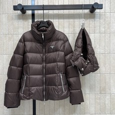PD家 26秋冬新款 连帽短款羽绒服外套 可拆卸连帽搭配立领结构 一衣两穿 胸口经典三角logo徽章 分格充绒饱满蓬松 PD家 26秋冬新款 连帽短款羽绒服外套 可拆卸连帽搭配立领结构 一衣两穿 胸口经典三角logo徽章 分格充绒饱满蓬松
