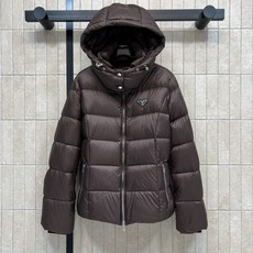 PD家 26秋冬新款 连帽短款羽绒服外套 可拆卸连帽搭配立领结构 一衣两穿 胸口经典三角logo徽章 分格充绒饱满蓬松 PD家 26秋冬新款 连帽短款羽绒服外套 可拆卸连帽搭配立领结构 一衣两穿 胸口经典三角logo徽章 分格充绒饱满蓬松