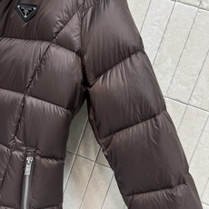 PD家 26秋冬新款 连帽短款羽绒服外套 可拆卸连帽搭配立领结构 一衣两穿 胸口经典三角logo徽章 分格充绒饱满蓬松 PD家 26秋冬新款 连帽短款羽绒服外套 可拆卸连帽搭配立领结构 一衣两穿 胸口经典三角logo徽章 分格充绒饱满蓬松