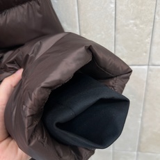 PD家 26秋冬新款 连帽短款羽绒服外套 可拆卸连帽搭配立领结构 一衣两穿 胸口经典三角logo徽章 分格充绒饱满蓬松 PD家 26秋冬新款 连帽短款羽绒服外套 可拆卸连帽搭配立领结构 一衣两穿 胸口经典三角logo徽章 分格充绒饱满蓬松