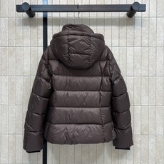 PD家 26秋冬新款 连帽短款羽绒服外套 可拆卸连帽搭配立领结构 一衣两穿 胸口经典三角logo徽章 分格充绒饱满蓬松 PD家 26秋冬新款 连帽短款羽绒服外套 可拆卸连帽搭配立领结构 一衣两穿 胸口经典三角logo徽章 分格充绒饱满蓬松