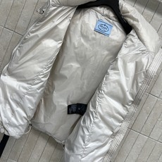 PD家 26秋冬新款 连帽短款羽绒服外套 可拆卸连帽搭配立领结构 一衣两穿 胸口经典三角logo徽章 分格充绒饱满蓬松 PD家 26秋冬新款 连帽短款羽绒服外套 可拆卸连帽搭配立领结构 一衣两穿 胸口经典三角logo徽章 分格充绒饱满蓬松