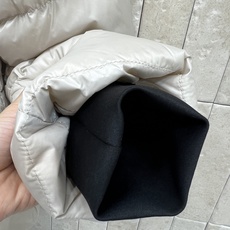 PD家 26秋冬新款 连帽短款羽绒服外套 可拆卸连帽搭配立领结构 一衣两穿 胸口经典三角logo徽章 分格充绒饱满蓬松 PD家 26秋冬新款 连帽短款羽绒服外套 可拆卸连帽搭配立领结构 一衣两穿 胸口经典三角logo徽章 分格充绒饱满蓬松